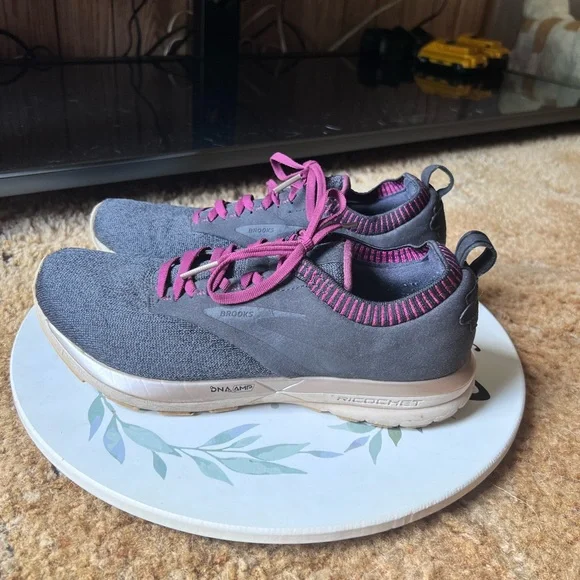 Brooks Ricochet Sneaker 9.5 1202921B018 Running Shoes Black, Burgundy. - Picture 17 of 17